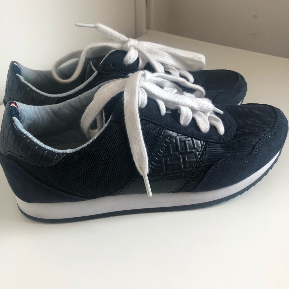 Tommy Hilfiger sneakers size 6